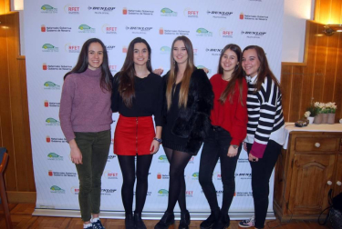 El Club Tenis Pamplona albergó el pasado sábado la Gala del Tenis Navarro 2017 en la que se entregaron los trofeos a los equipos más destacados. Un acto que contó con la presencia de muchos de los tenistas de la comunidad y que sirvió también para homenajear a Jesús Mari Sanz, José Mari Sexmilo, Juan Antonio Lerchundi e Iñaki Montes. Al evento asistió Antonio Prat, presidente de la Federación Navarra de Tenis, Alejandro García, presidente del Club Tenis Pamplona, Rubén Goñi, director del Instituto Navarro de Deporte, e Igor del Busto, de la Federación Vasca de Tenis, entre otras autoridades.