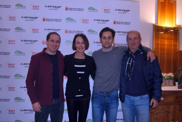 El Club Tenis Pamplona albergó el pasado sábado la Gala del Tenis Navarro 2017 en la que se entregaron los trofeos a los equipos más destacados. Un acto que contó con la presencia de muchos de los tenistas de la comunidad y que sirvió también para homenajear a Jesús Mari Sanz, José Mari Sexmilo, Juan Antonio Lerchundi e Iñaki Montes. Al evento asistió Antonio Prat, presidente de la Federación Navarra de Tenis, Alejandro García, presidente del Club Tenis Pamplona, Rubén Goñi, director del Instituto Navarro de Deporte, e Igor del Busto, de la Federación Vasca de Tenis, entre otras autoridades.