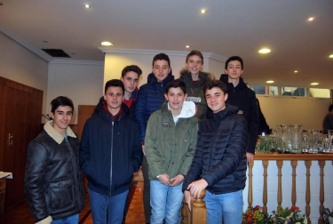 El Club Tenis Pamplona albergó el pasado sábado la Gala del Tenis Navarro 2017 en la que se entregaron los trofeos a los equipos más destacados. Un acto que contó con la presencia de muchos de los tenistas de la comunidad y que sirvió también para homenajear a Jesús Mari Sanz, José Mari Sexmilo, Juan Antonio Lerchundi e Iñaki Montes. Al evento asistió Antonio Prat, presidente de la Federación Navarra de Tenis, Alejandro García, presidente del Club Tenis Pamplona, Rubén Goñi, director del Instituto Navarro de Deporte, e Igor del Busto, de la Federación Vasca de Tenis, entre otras autoridades.