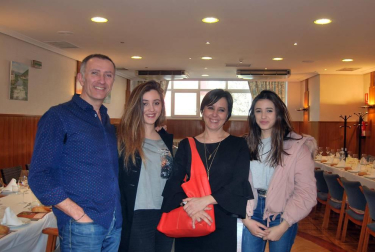 El Club Tenis Pamplona albergó el pasado sábado la Gala del Tenis Navarro 2017 en la que se entregaron los trofeos a los equipos más destacados. Un acto que contó con la presencia de muchos de los tenistas de la comunidad y que sirvió también para homenajear a Jesús Mari Sanz, José Mari Sexmilo, Juan Antonio Lerchundi e Iñaki Montes. Al evento asistió Antonio Prat, presidente de la Federación Navarra de Tenis, Alejandro García, presidente del Club Tenis Pamplona, Rubén Goñi, director del Instituto Navarro de Deporte, e Igor del Busto, de la Federación Vasca de Tenis, entre otras autoridades.