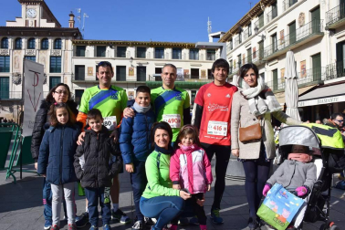 La capital ribera disfrutó con la novena edición de la Media Maratón Estela Navascués. Más de 500 personas se acercaron a la plaza de los Fueros para participar en la salida de esta cita deportiva, que permitió disputar dos distancias: la prueba de 10 kilómetros o la de 21 kilómetros. Este año, el evento deportivo tuvo el aliciente de contar entre los asistentes con el histórico atleta soriano Fermín Cacho.