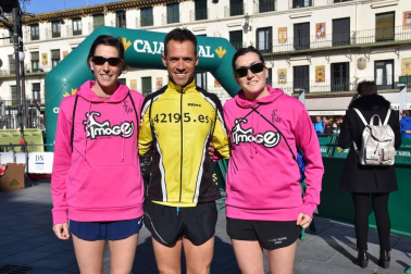 La capital ribera disfrutó con la novena edición de la Media Maratón Estela Navascués. Más de 500 personas se acercaron a la plaza de los Fueros para participar en la salida de esta cita deportiva, que permitió disputar dos distancias: la prueba de 10 kilómetros o la de 21 kilómetros. Este año, el evento deportivo tuvo el aliciente de contar entre los asistentes con el histórico atleta soriano Fermín Cacho.