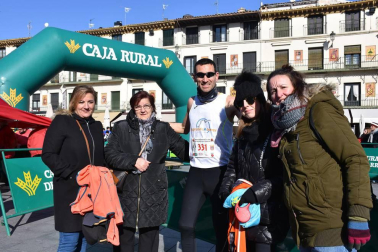 La capital ribera disfrutó con la novena edición de la Media Maratón Estela Navascués. Más de 500 personas se acercaron a la plaza de los Fueros para participar en la salida de esta cita deportiva, que permitió disputar dos distancias: la prueba de 10 kilómetros o la de 21 kilómetros. Este año, el evento deportivo tuvo el aliciente de contar entre los asistentes con el histórico atleta soriano Fermín Cacho.