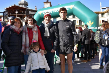 La capital ribera disfrutó con la novena edición de la Media Maratón Estela Navascués. Más de 500 personas se acercaron a la plaza de los Fueros para participar en la salida de esta cita deportiva, que permitió disputar dos distancias: la prueba de 10 kilómetros o la de 21 kilómetros. Este año, el evento deportivo tuvo el aliciente de contar entre los asistentes con el histórico atleta soriano Fermín Cacho.