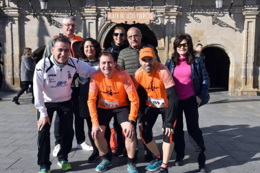 La capital ribera disfrutó con la novena edición de la Media Maratón Estela Navascués. Más de 500 personas se acercaron a la plaza de los Fueros para participar en la salida de esta cita deportiva, que permitió disputar dos distancias: la prueba de 10 kilómetros o la de 21 kilómetros. Este año, el evento deportivo tuvo el aliciente de contar entre los asistentes con el histórico atleta soriano Fermín Cacho.
