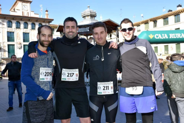 La capital ribera disfrutó con la novena edición de la Media Maratón Estela Navascués. Más de 500 personas se acercaron a la plaza de los Fueros para participar en la salida de esta cita deportiva, que permitió disputar dos distancias: la prueba de 10 kilómetros o la de 21 kilómetros. Este año, el evento deportivo tuvo el aliciente de contar entre los asistentes con el histórico atleta soriano Fermín Cacho.