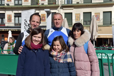 La capital ribera disfrutó con la novena edición de la Media Maratón Estela Navascués. Más de 500 personas se acercaron a la plaza de los Fueros para participar en la salida de esta cita deportiva, que permitió disputar dos distancias: la prueba de 10 kilómetros o la de 21 kilómetros. Este año, el evento deportivo tuvo el aliciente de contar entre los asistentes con el histórico atleta soriano Fermín Cacho.