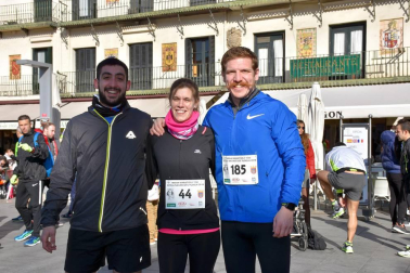 La capital ribera disfrutó con la novena edición de la Media Maratón Estela Navascués. Más de 500 personas se acercaron a la plaza de los Fueros para participar en la salida de esta cita deportiva, que permitió disputar dos distancias: la prueba de 10 kilómetros o la de 21 kilómetros. Este año, el evento deportivo tuvo el aliciente de contar entre los asistentes con el histórico atleta soriano Fermín Cacho.