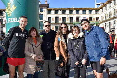 La capital ribera disfrutó con la novena edición de la Media Maratón Estela Navascués. Más de 500 personas se acercaron a la plaza de los Fueros para participar en la salida de esta cita deportiva, que permitió disputar dos distancias: la prueba de 10 kilómetros o la de 21 kilómetros. Este año, el evento deportivo tuvo el aliciente de contar entre los asistentes con el histórico atleta soriano Fermín Cacho.