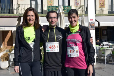 La capital ribera disfrutó con la novena edición de la Media Maratón Estela Navascués. Más de 500 personas se acercaron a la plaza de los Fueros para participar en la salida de esta cita deportiva, que permitió disputar dos distancias: la prueba de 10 kilómetros o la de 21 kilómetros. Este año, el evento deportivo tuvo el aliciente de contar entre los asistentes con el histórico atleta soriano Fermín Cacho.