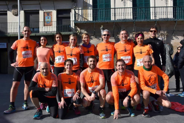 La capital ribera disfrutó con la novena edición de la Media Maratón Estela Navascués. Más de 500 personas se acercaron a la plaza de los Fueros para participar en la salida de esta cita deportiva, que permitió disputar dos distancias: la prueba de 10 kilómetros o la de 21 kilómetros. Este año, el evento deportivo tuvo el aliciente de contar entre los asistentes con el histórico atleta soriano Fermín Cacho.