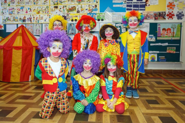 Los más pequeños del Colegio Sagrado Corazón de Pamplona han transformado las aulas en una pista de circo, en la que desfilaron -para orgullo de sus familiares y profesores- interpretando mil y un papeles circenses. Domadores, bailarinas, forzudos y forzudas, payasos y magos y animales como leones o elefantes formaron parte de este mundo imaginario que consiguió contagiar su alegría a todos los presentes.