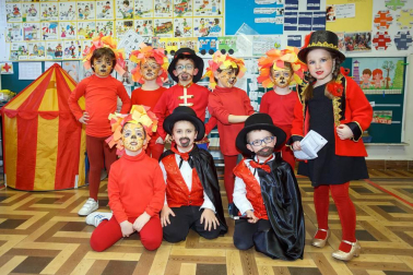 Los más pequeños del Colegio Sagrado Corazón de Pamplona han transformado las aulas en una pista de circo, en la que desfilaron -para orgullo de sus familiares y profesores- interpretando mil y un papeles circenses. Domadores, bailarinas, forzudos y forzudas, payasos y magos y animales como leones o elefantes formaron parte de este mundo imaginario que consiguió contagiar su alegría a todos los presentes.