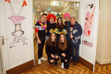 Los más pequeños del Colegio Sagrado Corazón de Pamplona han transformado las aulas en una pista de circo, en la que desfilaron -para orgullo de sus familiares y profesores- interpretando mil y un papeles circenses. Domadores, bailarinas, forzudos y forzudas, payasos y magos y animales como leones o elefantes formaron parte de este mundo imaginario que consiguió contagiar su alegría a todos los presentes.