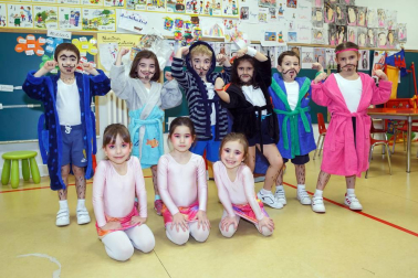 Los más pequeños del Colegio Sagrado Corazón de Pamplona han transformado las aulas en una pista de circo, en la que desfilaron -para orgullo de sus familiares y profesores- interpretando mil y un papeles circenses. Domadores, bailarinas, forzudos y forzudas, payasos y magos y animales como leones o elefantes formaron parte de este mundo imaginario que consiguió contagiar su alegría a todos los presentes.