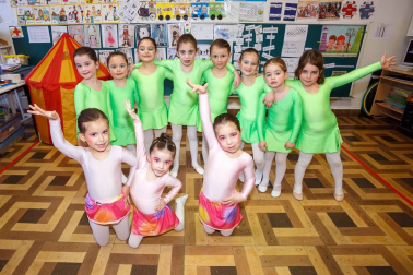 Los más pequeños del Colegio Sagrado Corazón de Pamplona han transformado las aulas en una pista de circo, en la que desfilaron -para orgullo de sus familiares y profesores- interpretando mil y un papeles circenses. Domadores, bailarinas, forzudos y forzudas, payasos y magos y animales como leones o elefantes formaron parte de este mundo imaginario que consiguió contagiar su alegría a todos los presentes.