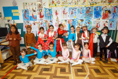Los más pequeños del Colegio Sagrado Corazón de Pamplona han transformado las aulas en una pista de circo, en la que desfilaron -para orgullo de sus familiares y profesores- interpretando mil y un papeles circenses. Domadores, bailarinas, forzudos y forzudas, payasos y magos y animales como leones o elefantes formaron parte de este mundo imaginario que consiguió contagiar su alegría a todos los presentes.