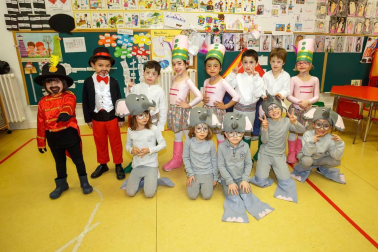 Los más pequeños del Colegio Sagrado Corazón de Pamplona han transformado las aulas en una pista de circo, en la que desfilaron -para orgullo de sus familiares y profesores- interpretando mil y un papeles circenses. Domadores, bailarinas, forzudos y forzudas, payasos y magos y animales como leones o elefantes formaron parte de este mundo imaginario que consiguió contagiar su alegría a todos los presentes.