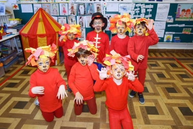Los más pequeños del Colegio Sagrado Corazón de Pamplona han transformado las aulas en una pista de circo, en la que desfilaron -para orgullo de sus familiares y profesores- interpretando mil y un papeles circenses. Domadores, bailarinas, forzudos y forzudas, payasos y magos y animales como leones o elefantes formaron parte de este mundo imaginario que consiguió contagiar su alegría a todos los presentes.