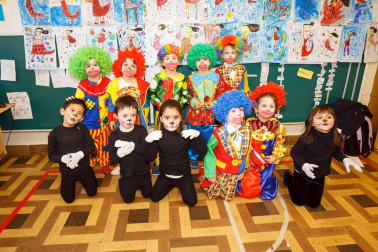 Los más pequeños del Colegio Sagrado Corazón de Pamplona han transformado las aulas en una pista de circo, en la que desfilaron -para orgullo de sus familiares y profesores- interpretando mil y un papeles circenses. Domadores, bailarinas, forzudos y forzudas, payasos y magos y animales como leones o elefantes formaron parte de este mundo imaginario que consiguió contagiar su alegría a todos los presentes.
