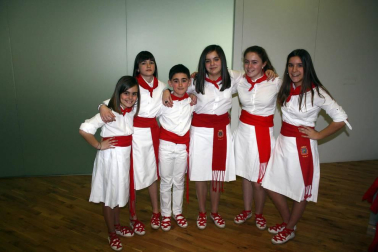 La Asociación Cultural Amigos de la jota de Huarte organizó el sábado 24 el primer Certamen de Jota Navarra 'Villa de Huarte'. El Centro de Arte Contemporáneo de esta localidad acogió el evento, en el que participaron joteros de toda Navarra, desde la categoría alevín hasta la senior. El concurso premió a los mejores solistas masculinos y femeninos así como a los dúos más aplaudidos.