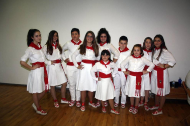 La Asociación Cultural Amigos de la jota de Huarte organizó el sábado 24 el primer Certamen de Jota Navarra 'Villa de Huarte'. El Centro de Arte Contemporáneo de esta localidad acogió el evento, en el que participaron joteros de toda Navarra, desde la categoría alevín hasta la senior. El concurso premió a los mejores solistas masculinos y femeninos así como a los dúos más aplaudidos.