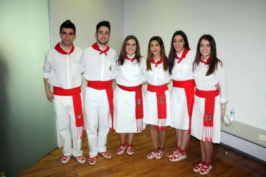 La Asociación Cultural Amigos de la jota de Huarte organizó el sábado 24 el primer Certamen de Jota Navarra 'Villa de Huarte'. El Centro de Arte Contemporáneo de esta localidad acogió el evento, en el que participaron joteros de toda Navarra, desde la categoría alevín hasta la senior. El concurso premió a los mejores solistas masculinos y femeninos así como a los dúos más aplaudidos.