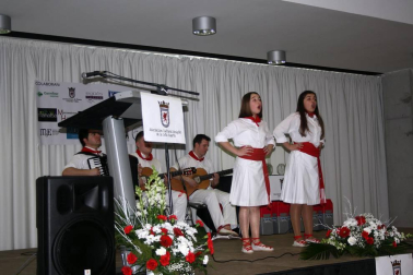 La Asociación Cultural Amigos de la jota de Huarte organizó el sábado 24 el primer Certamen de Jota Navarra 'Villa de Huarte'. El Centro de Arte Contemporáneo de esta localidad acogió el evento, en el que participaron joteros de toda Navarra, desde la categoría alevín hasta la senior. El concurso premió a los mejores solistas masculinos y femeninos así como a los dúos más aplaudidos.