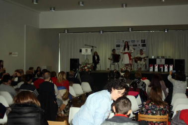 La Asociación Cultural Amigos de la jota de Huarte organizó el sábado 24 el primer Certamen de Jota Navarra 'Villa de Huarte'. El Centro de Arte Contemporáneo de esta localidad acogió el evento, en el que participaron joteros de toda Navarra, desde la categoría alevín hasta la senior. El concurso premió a los mejores solistas masculinos y femeninos así como a los dúos más aplaudidos.