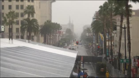 La lluvia complica los preparativos en la alfombra roja de los Óscar