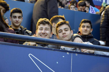 ¿Estuviste en el estadio durante el partido? Trata de encontrarte en la grada.