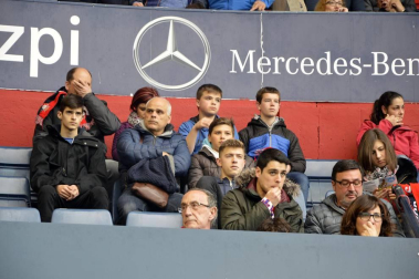 ¿Estuviste en el estadio durante el partido? Trata de encontrarte en la grada.
