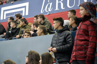 ¿Estuviste en el estadio durante el partido? Trata de encontrarte en la grada.