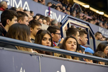 ¿Estuviste en el estadio durante el partido? Trata de encontrarte en la grada.