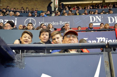¿Estuviste en el estadio durante el partido? Trata de encontrarte en la grada.