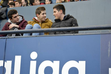 ¿Estuviste en el estadio durante el partido? Trata de encontrarte en la grada.