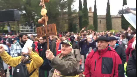 Los peregrinos, en la explanada del Castillo de Javier.