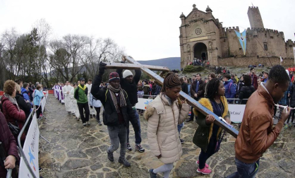 La misa en la explanada del Castillo congrega a miles de peregrinos de la primera Javierada de 2018