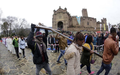 La misa en la explanada del Castillo congrega a miles de peregrinos de la primera Javierada de 2018