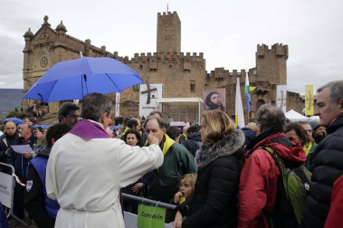 La misa en la explanada del Castillo congrega a miles de peregrinos de la primera Javierada de 2018