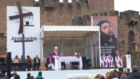 La misa en la explanada del Castillo congrega a miles de peregrinos de la primera Javierada de 2018