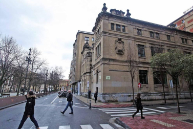 Imágenes de las nuevas paradas de villavesa, el apeadero en Paseo Sarasate y la zona verde en la Taconera.