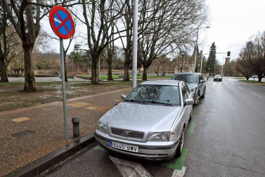 Imágenes de las nuevas paradas de villavesa, el apeadero en Paseo Sarasate y la zona verde en la Taconera.
