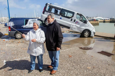 Bomberos del Consorcio de la Provincia de Cádiz (CBPC) en el parque de El Puerto de Santa María tuvieron que intervenir en la tarde de este domingo en el puerto deportivo Puerto Sherry, en dicho municipio gaditano, y el camino Tiro de Pichón, tras el paso de un "posible tornado".