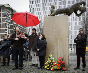 Más de un centenar de personas han participado este domingo en Pamplona en una concentración en recuerdo a las víctimas de ETA en la que se ha advertido sobre "el nuevo relato" que "pretende limpiar el pasado, equiparar sufrimientos, lo que en la práctica les exonera de cualquier responsabilidad".