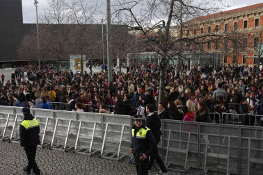 Cientos de admiradores de todas las edades se han acercado este viernes por la tarde hasta la plaza de Baluarte para conseguir un disco firmado por la ganadora de la última edición de 'Operación Triunfo'