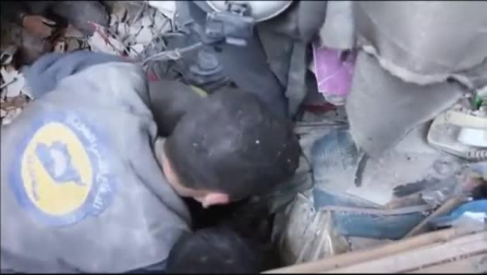 Angustioso rescate de un niño sirio atrapado tras un bombardeo