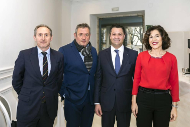 Tras varios meses de votaciones, Diario de Navarra celebró la fiesta de clausura de la sexta edición del concurso que premia el mejor coche del año. El BMW X3 fue el protagonista de la gala, al llevarse el galardón entre los 36 candidatos de 2017. Además, se repartieron premios como televisores, iPads, smart watchs, Apple watch o una Go Pro con dron que fueron sorteados entre aquellas personas que entraron en la web del certamen para dar su voto.