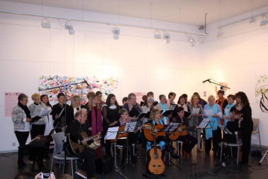 Dentro de los actos organizados con motivo del Día de la mujer, los vecinos de Aoiz pudieron disfrutar el sábado 3 de marzo de una experiencia única: una instalación artística que se desarrolló en directo, con figuras femeninas que cada artista convirtió en musas, al que se sumó posteriormente un concierto del Grupo vocal e instrumental de Bilaketa y del grupo 'Las Milas'.  El acto se desarrolló en la Casa de Cultura.