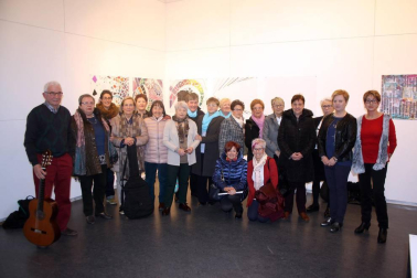 Dentro de los actos organizados con motivo del Día de la mujer, los vecinos de Aoiz pudieron disfrutar el sábado 3 de marzo de una experiencia única: una instalación artística que se desarrolló en directo, con figuras femeninas que cada artista convirtió en musas, al que se sumó posteriormente un concierto del Grupo vocal e instrumental de Bilaketa y del grupo 'Las Milas'.  El acto se desarrolló en la Casa de Cultura.